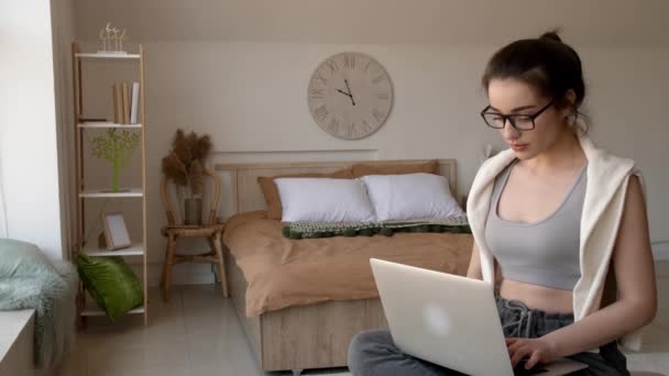 Evde Dizüstü Bilgisayar Başında Çalışan Yorgun Genç Bir Kadın — Stok video