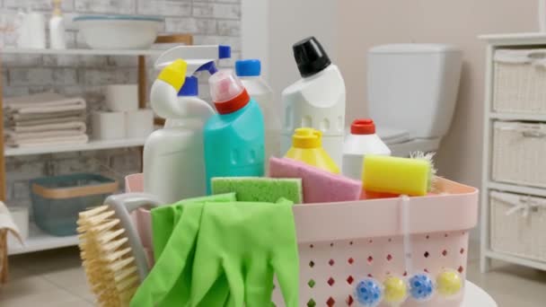 Korb Mit Reinigungsmitteln Badezimmer — Stockvideo