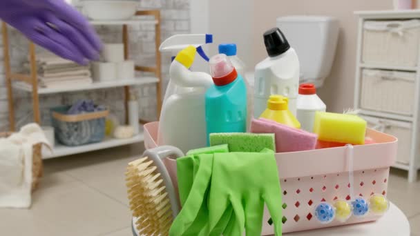 Dona Casa Tomando Garrafa Detergente Cesta Banheiro — Vídeo de Stock