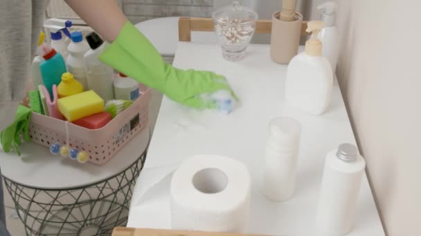 Étagère Femme Foyer Dans Salle Bain — Video