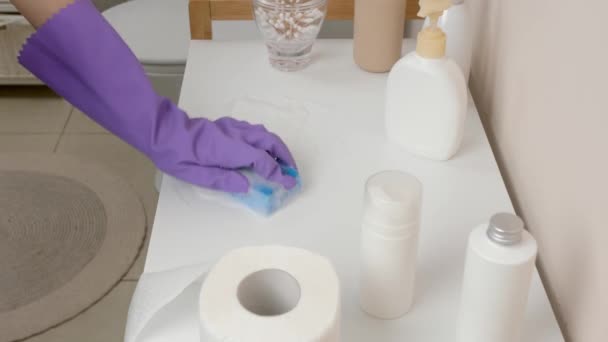 Housewife Limpeza Rack Banheiro — Vídeo de Stock