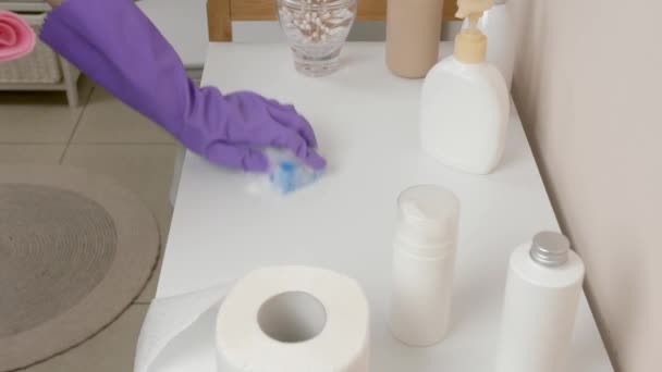 Hausfrau Putzt Rack Badezimmer — Stockvideo
