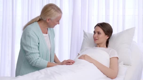 Μητέρα Επισκέπτεται Την Κόρη Της Στο Δωμάτιο Του Νοσοκομείου — Αρχείο Βίντεο