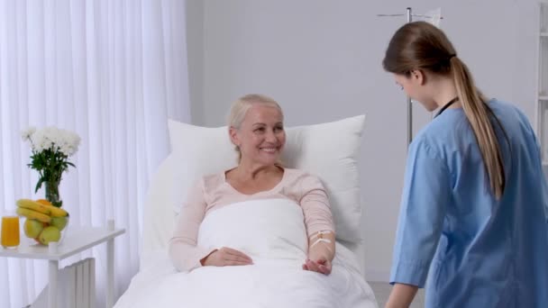 Vrouwelijke Arts Werkt Met Volwassen Patiënt Ziekenhuiskamer — Stockvideo