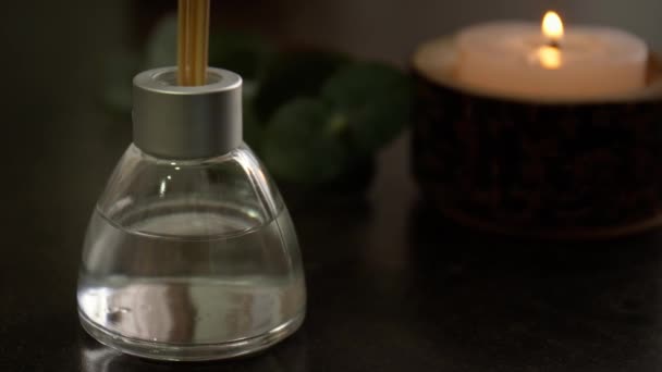 Einlegen Von Stöcken Flasche Lufterfrischer Auf Dem Tisch — Stockvideo