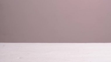 Kadın sazlık ayırıcıyı masaya koyuyor