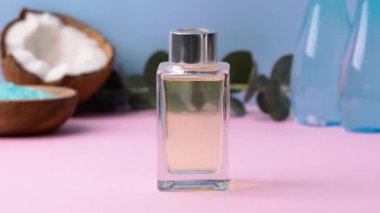 Masadaki oda spreyi şişesine çubuk koymak.