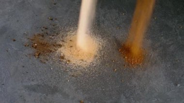Koyu arkaplana farklı toprak türleri dökülüyor