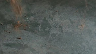 Koyu arkaplana farklı toprak türleri dökülüyor