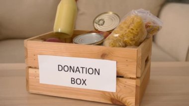 Gönüllü, ürünleri bağış kutusuna koyuyor.