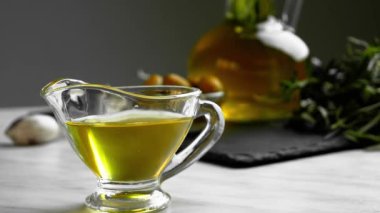 Sos teknesine biberiye yağı dökerek.