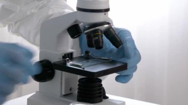 Bilimadamı laboratuarda toprak örneklerini inceliyor, yakın plan.