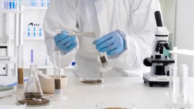 Bilimadamı laboratuvarda toprak örneklerini inceliyor