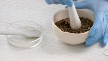 Bilimadamı laboratuarda toprak örneklerini inceliyor, yakın plan.