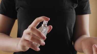 Renkli arka planda parfümlü genç kadın, yakın plan.