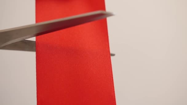 浅色背景的红丝带剪裁 — 图库视频影像