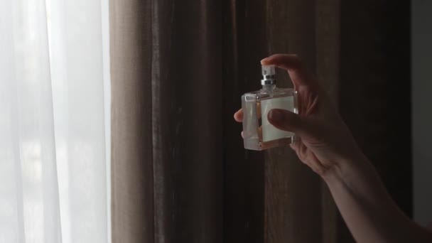 Jovem Mulher Pulverizando Perfume Casa Close — Vídeo de Stock