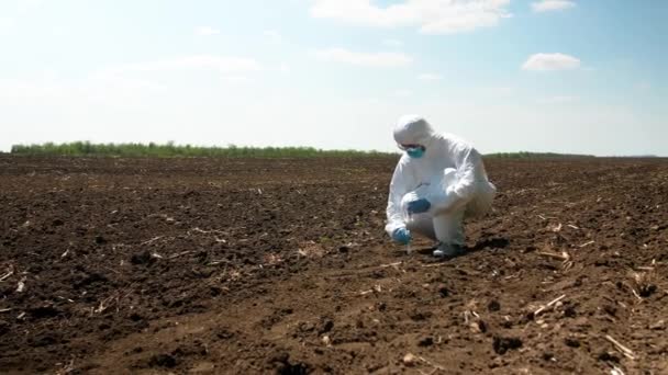 Naukowiec Badający Próbkę Gleby Polu — Wideo stockowe