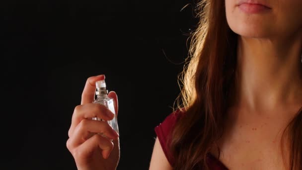 Młoda Kobieta Perfumami Ciemnym Tle Zbliżenie — Wideo stockowe