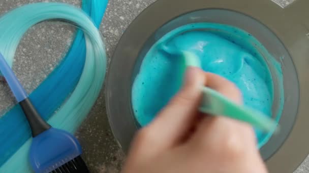 Mujer Mezclando Tinte Para Cabello Tazón Mesa Vista Superior — Vídeo de stock