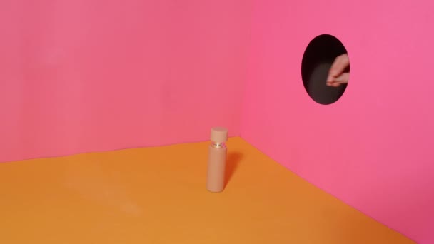 Γυναικείο Χέρι Που Καταλαμβάνει Ένα Μπουκάλι Άρωμα — Αρχείο Βίντεο