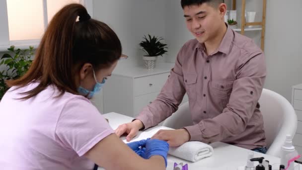 Mestre Manicure Trabalhando Com Cliente Masculino Salão Beleza — Vídeo de Stock