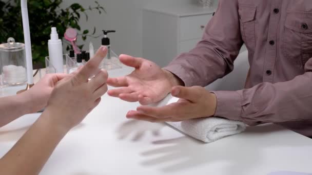 Manicure Master Bekerja Dengan Klien Pria Salon Kecantikan — Stok Video