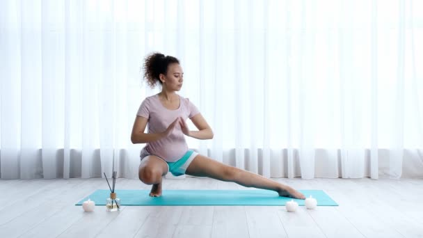 Femme Afro Américaine Enceinte Pratiquant Yoga Maison — Video