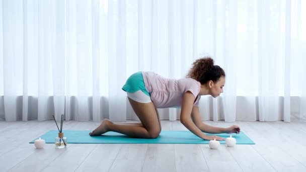 Femme Afro Américaine Enceinte Pratiquant Yoga Maison — Video