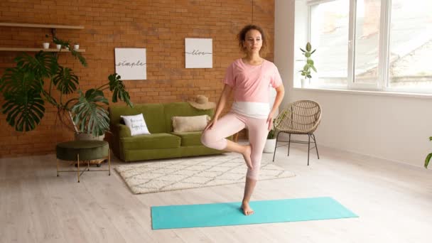 Schwangere Afroamerikanerin Praktiziert Yoga Hause — Stockvideo