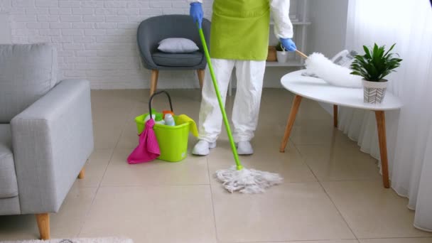 Dona Casa Quarto Limpeza Traje Proteção Falando Por Telefone — Vídeo de Stock