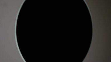 Aynadaki parfümlü kadın elinin yansıması.