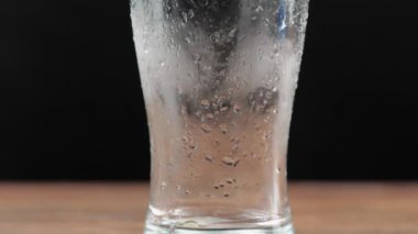 Masaya buz küplerini atmak, yakın plan.