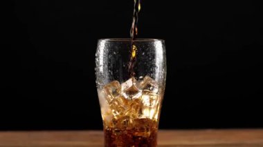 Masada buz küpleri ile bardağa soda dök.