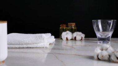 Masaya siyah arka plana havlu ve pamuk çubukları atmak
