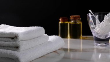 Pamuklu çubukları cama atmak ve havlulara pamuk çiçek koymak.