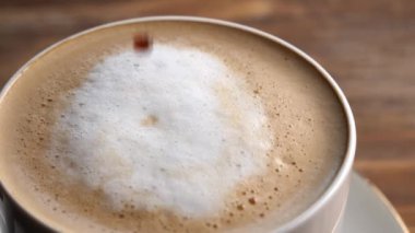 Masada bir fincan lezzetli kapuçino, yakın plan.