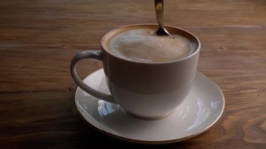 Masada kaşıkla lezzetli kapuçino karışımı.