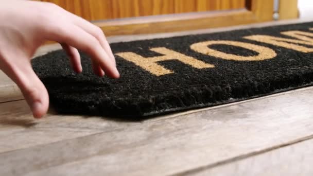 Hombre Poniendo Llave Repuesto Debajo Alfombra Puerta — Vídeos de Stock