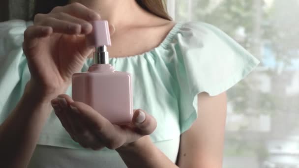 Mulher Bonita Com Garrafa Perfume Casa Close — Vídeo de Stock