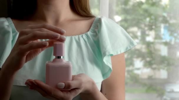漂亮的年轻女人 家里有一瓶香水 特写镜头 — 图库视频影像