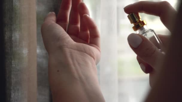 Junge Frau Sprüht Hause Parfüm Auf Ihre Hand Nahaufnahme — Stockvideo