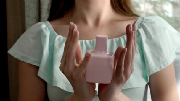 Hermosa Joven Con Botella Perfume Casa Primer Plano — Vídeos de Stock