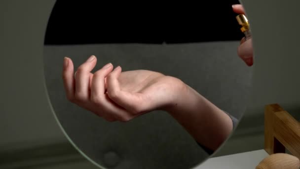 Αντανάκλαση Γυναικείων Χεριών Άρωμα Στον Καθρέφτη — Αρχείο Βίντεο