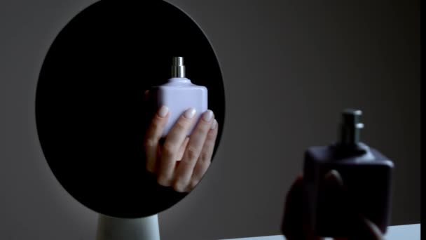 Reflectie Van Vrouwelijke Hand Met Parfum Spiegel — Stockvideo