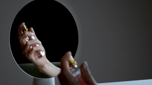 Női Kéz Tükröződése Parfümmel Tükörben — Stock videók
