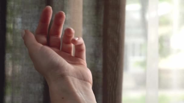 Giovane Donna Spruzzando Profumo Sulla Mano Casa Primo Piano — Video Stock