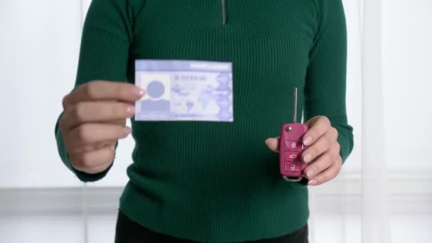 Mujer Mostrando Licencia Conducir Llave Del Coche Casa Primer Plano — Vídeos de Stock