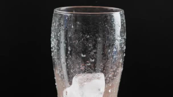 Tropfen Von Eiswürfeln Glas Auf Dunklem Hintergrund Nahaufnahme — Stockvideo