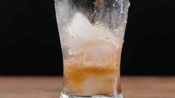Versare Soda Nel Bicchiere Con Cubetti Ghiaccio Sul Tavolo Primo — Video Stock